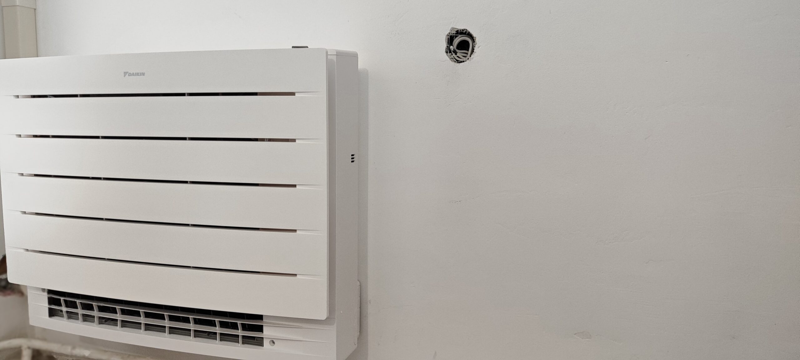 Монтаж на подово стенен климатик Daikin Монтаж на подово стенен климатик Daikin