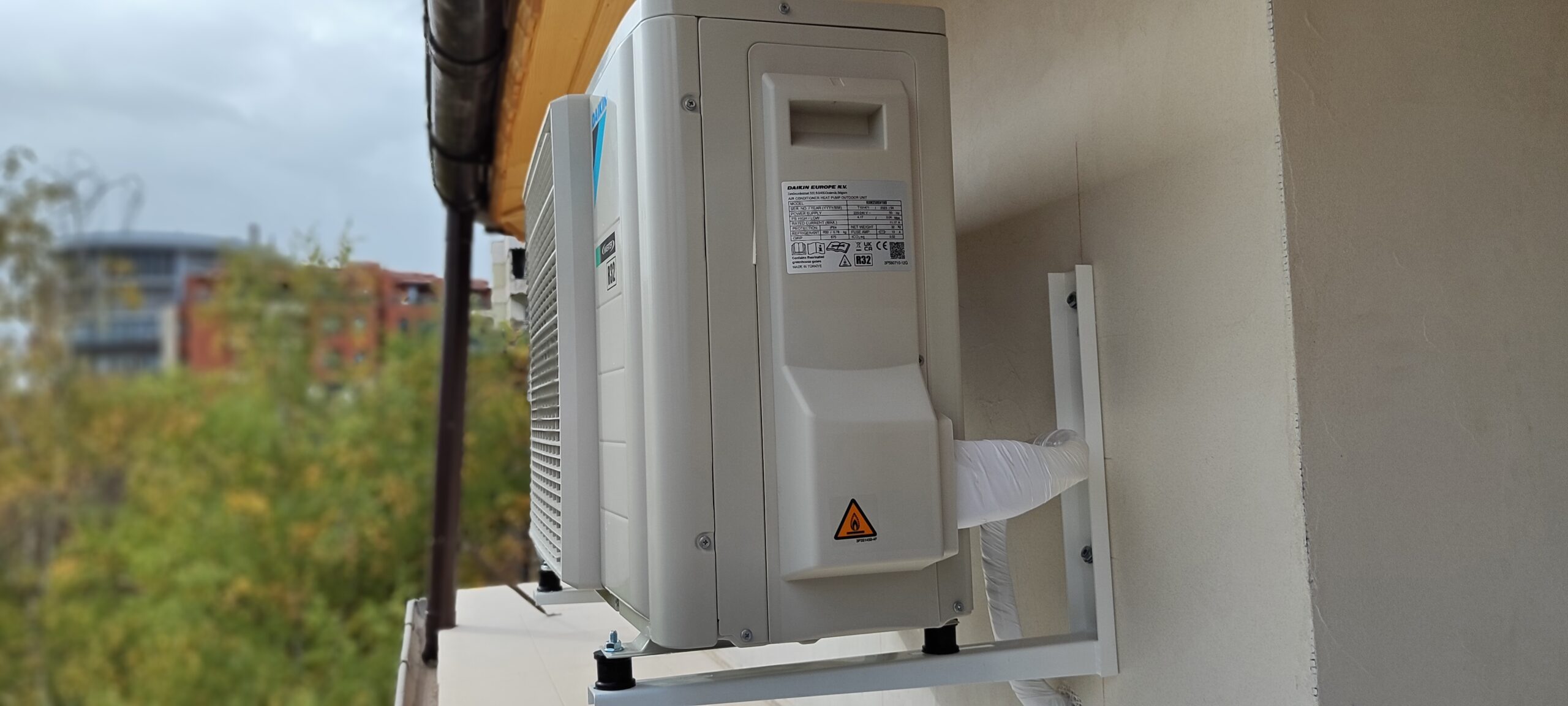 Монтаж на подово стенен климатик Daikin Монтаж на подово стенен климатик Daikin